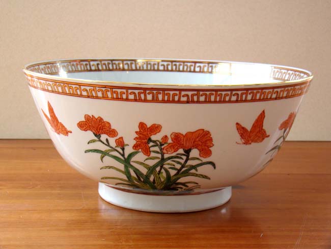 A beautiful large Chinese Export style punch bowl by Mottahedeh